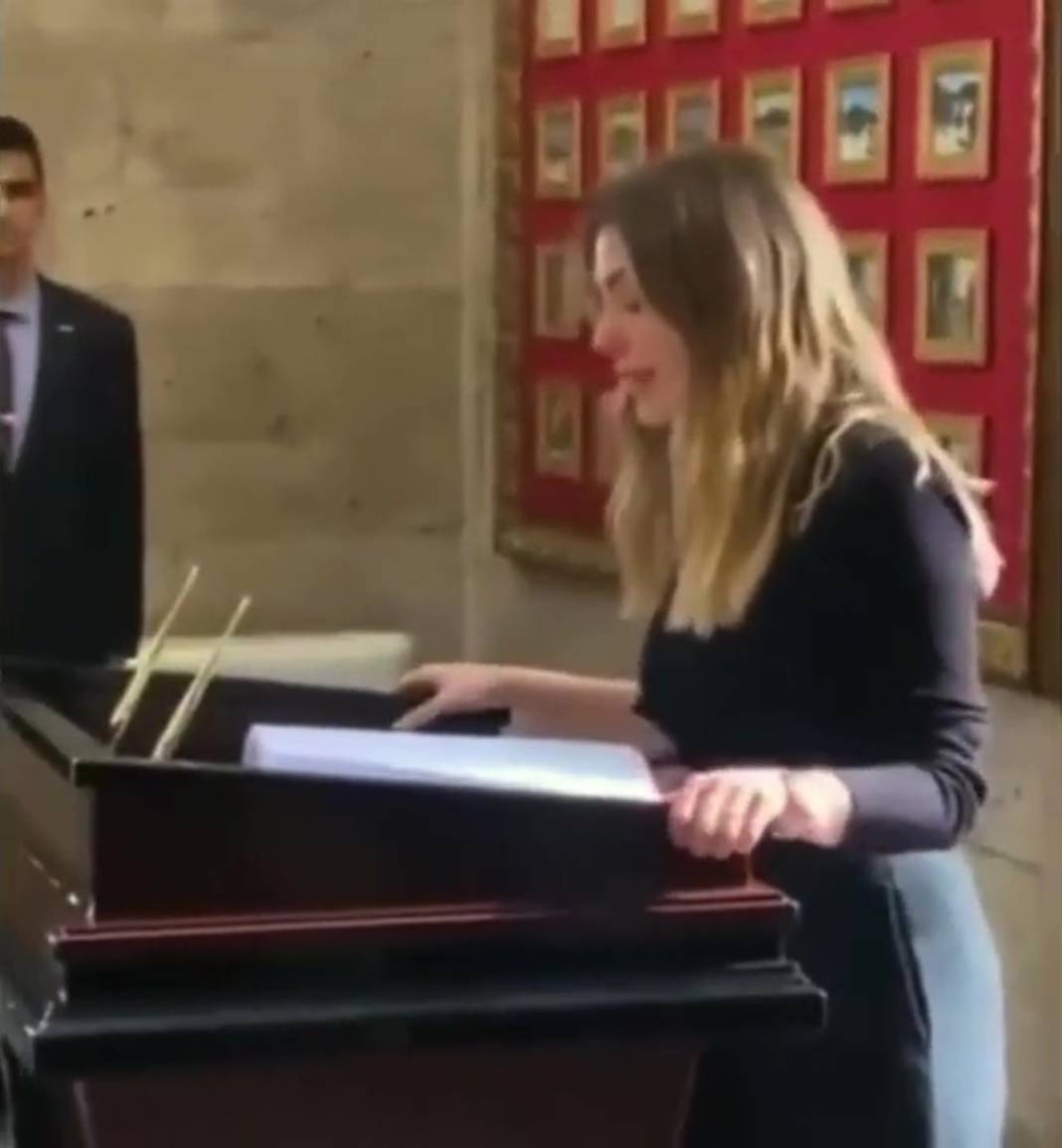 Ben taş değilim! Anıtkabir ziyaretinde gözyaşlarını tutamayan Eda Ece, gelen yorumlara tepki gösterdi 4